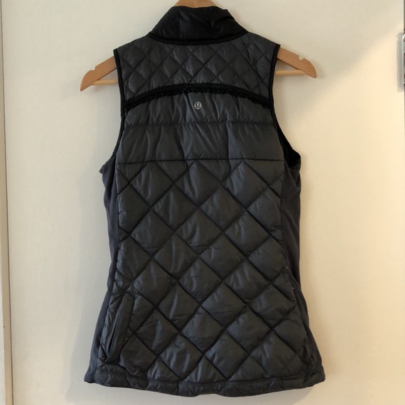 Size 4 Lululemon Reversible Vest - Picture 4 of 4